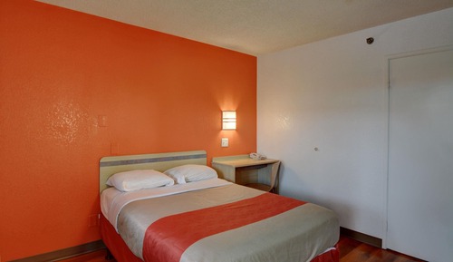 Chambre Deluxe, 1 lit double, fumeurs, réfrigérateur et four à micro-ondes