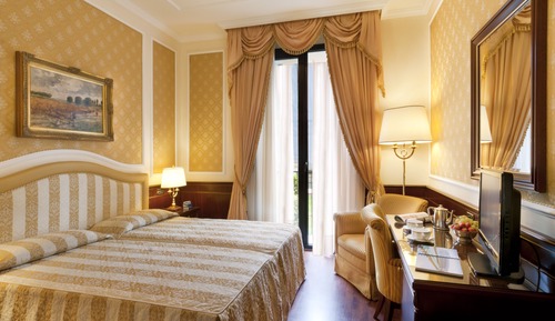 Chambre Deluxe Double ou avec lits jumeaux, vue partielle sur le lac (Partial Lake or Pool side)