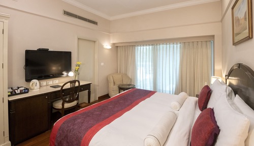Chambre, vue piscine (Heritage)