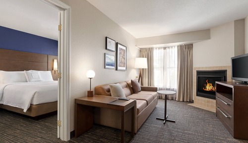 Suite, 2 chambres, cheminée (Mobility/Hearing Access, Roll-In Shwr)