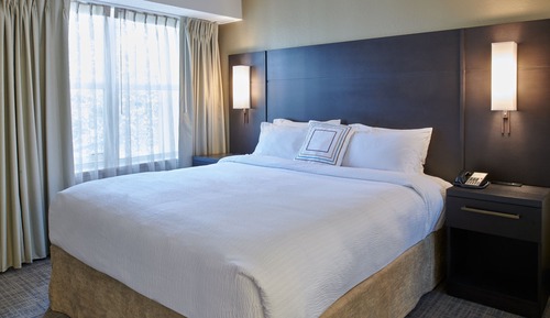 Suite, 2 chambres, cheminée (Mobility/Hearing Access, Roll-In Shwr)