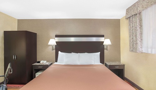 Chambre, 1 très grand lit, fumeurs