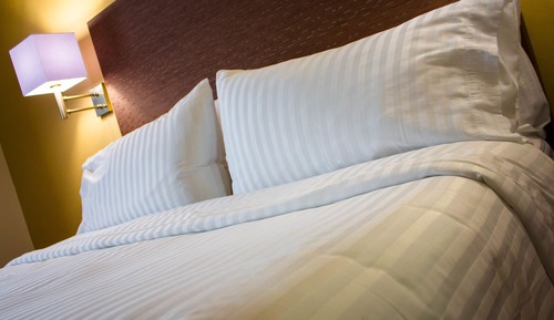 Chambre Standard, 1 très grand lit, baignoire accessible aux personnes à mobilité réduite