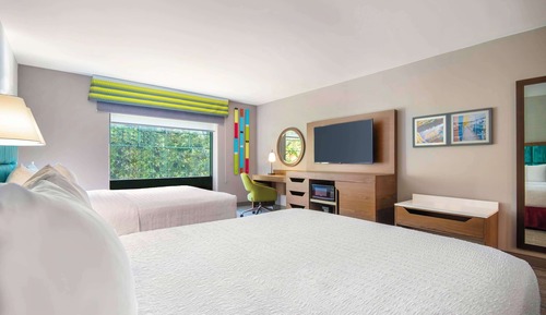 Chambre, 2 grands lits, accessible aux personnes à mobilité réduite, baignoire