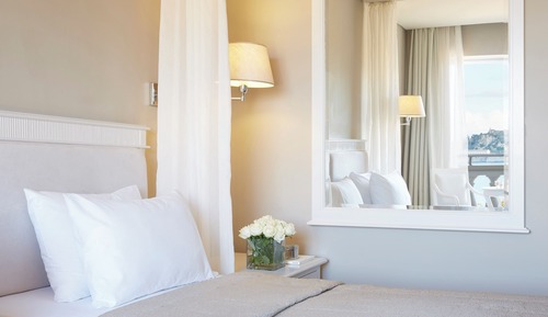 Chambre Deluxe Double ou avec lits jumeaux, balcon, vue partielle sur la mer (Side Sea View)