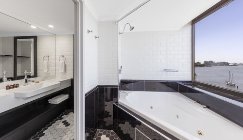Suite, baignoire à jets, vue fleuve