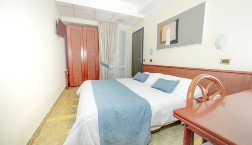 Chambre Double, vue partielle sur la mer