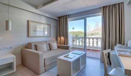 Chambre Double, balcon, vue partielle sur la mer