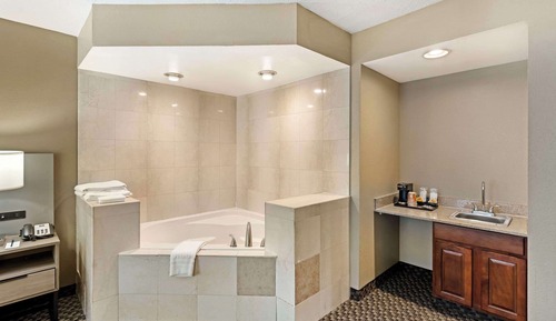 Suite, 1 très grand lit, non-fumeurs, bain à remous