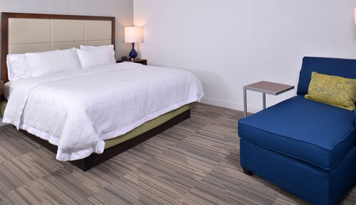 Chambre, 1 très grand lit, non-fumeurs, réfrigérateur et four à micro-ondes