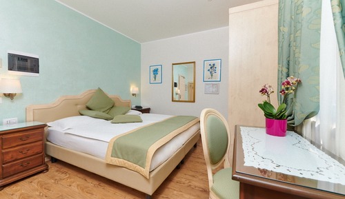Chambre Double Confort, 1 grand lit, réfrigérateur