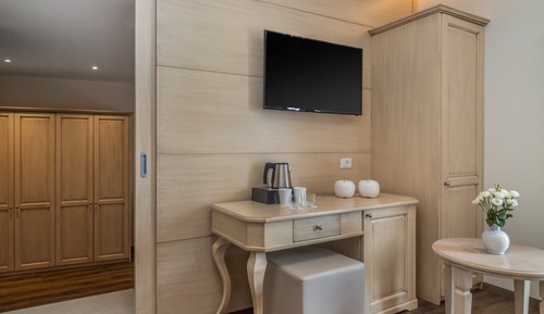 Suite Majestueuse, 1 grand lit et 1 canapé-lit, réfrigérateur, côté jardin