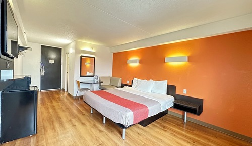 Chambre Double Deluxe, 1 très grand lit, non-fumeurs, réfrigérateur et four à micro-ondes