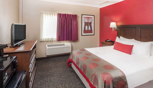 Chambre, 1 grand lit, accessible aux personnes à mobilité réduite, non-fumeurs (Mobility Accessible)