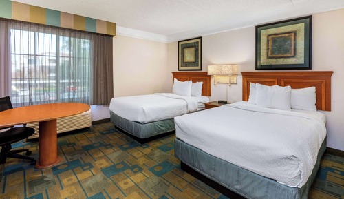 Chambre, 2 lits doubles, accessible aux personnes à mobilité réduite (Mobility, Roll-In Shower)