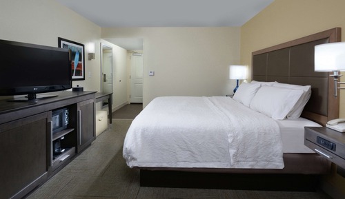 Chambre, 1 très grand lit, non-fumeurs, réfrigérateur et four à micro-ondes