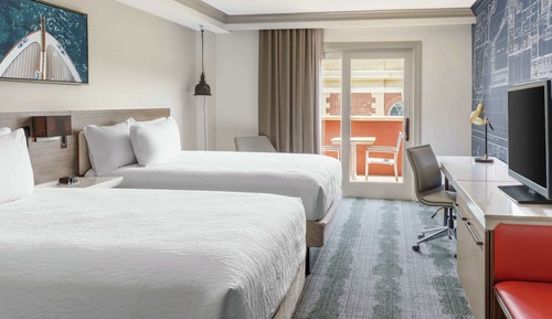 Chambre, 2 grands lits, balcon, vue ville