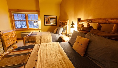 Chambre, 2 lits doubles, cheminée
