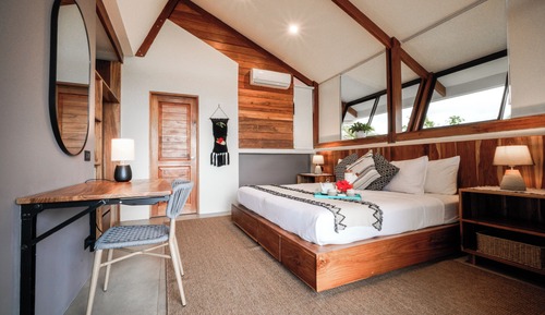 Chambre Standard, 1 très grand lit, vue océan (Bungalow King Room with Surf Lessons)