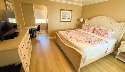 Chambre Standard, 1 très grand lit, vue partielle sur l'océan
