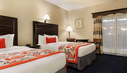 Chambre, 2 grands lits, non-fumeurs, balcon (Interior Courtyard, Pet-friendly)