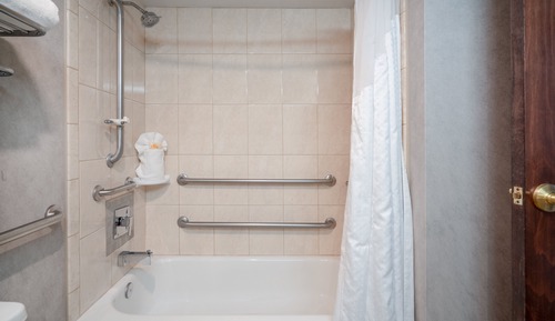 Chambre, 1 très grand lit, accessible aux personnes à mobilité réduite (Mobility Tub)