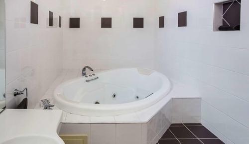 Chambre Exécutive, 1 grand lit, baignoire à jets