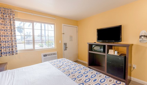 Chambre, 1 très grand lit, baignoire accessible aux personnes à mobilité réduite, non-fumeurs