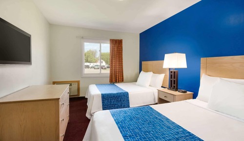 Suite, 2 chambres, non-fumeurs (1 Queen and 2 Double Beds)