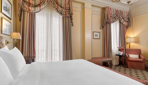 Chambre Classique, 1 très grand lit, vue cour intérieure