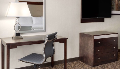 Chambre, 1 très grand lit, accessible aux personnes à mobilité réduite, baignoire