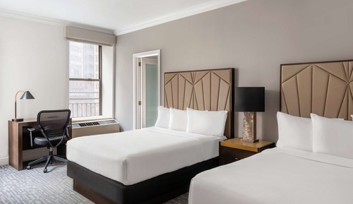Chambre, 2 lits doubles, accessible aux personnes à mobilité réduite (Mobility, Roll-In Shower)