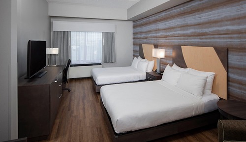 Chambre, 2 lits doubles, accessible aux personnes à mobilité réduite (Roll-In Shower)