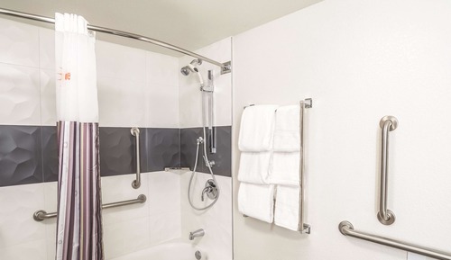 Chambre, 1 très grand lit, baignoire avec barres d’appui, non-fumeurs (Mobility Accessible)