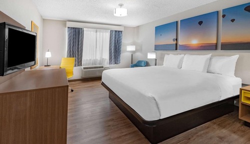 Chambre, 1 très grand lit, non-fumeurs, en bord de piscine (Ground Floor)