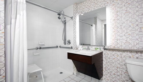 Chambre Standard, 1 grand lit, accessible aux personnes à mobilité réduite (Roll-In Shower)