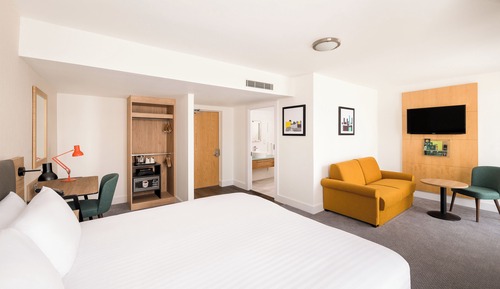 Chambre Premium, 1 très grand lit et 1 canapé-lit (Single Sofa)