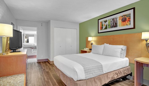 Chambre Standard, 1 grand lit, non-fumeurs, réfrigérateur et four à micro-ondes