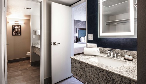 Suite, 1 très grand lit, accessible aux personnes à mobilité réduite (Mobility & Hearing, Bathtub)