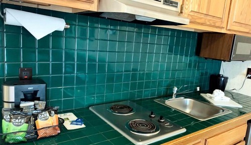 Chambre, plusieurs lits, coin cuisine, rez-de-chaussée