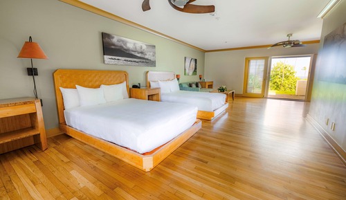 Chambre, 2 grands lits, vue partielle sur l'océan