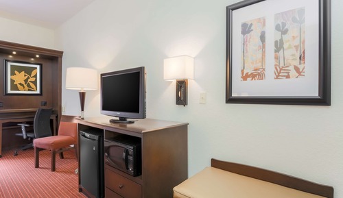 Chambre, 2 grands lits, réfrigérateur et four à micro-ondes