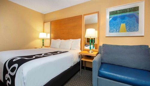 Chambre, 1 grand lit, accessible aux personnes à mobilité réduite, vue piscine (Mobility Accessible)