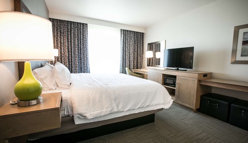 Chambre, 1 très grand lit, non-fumeurs, réfrigérateur et four à micro-ondes