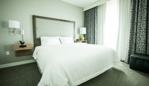 Chambre, 1 très grand lit, accessible aux personnes à mobilité réduite, non-fumeurs (w/ bathtub)