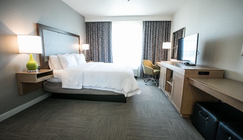 Chambre, 1 très grand lit, accessible aux personnes à mobilité réduite (mob/hearing acc w/ bathtub)