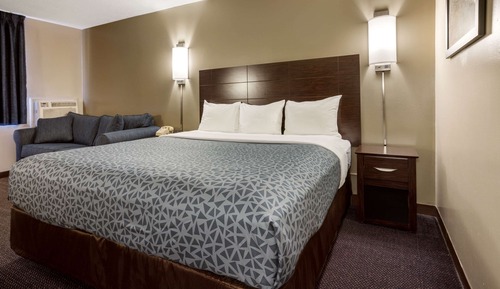 Chambre Standard, 1 très grand lit et 1 canapé-lit, non-fumeurs (Upper Floor, No Pets)