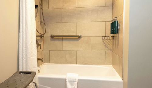 Chambre, 1 très grand lit, accessible aux personnes à mobilité réduite (Mobility & Hearing)