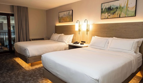 Chambre, 2 grands lits, vue piscine