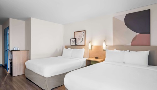 Chambre, 2 grands lits, accessible aux personnes à mobilité réduite, baignoire (Mobililty)